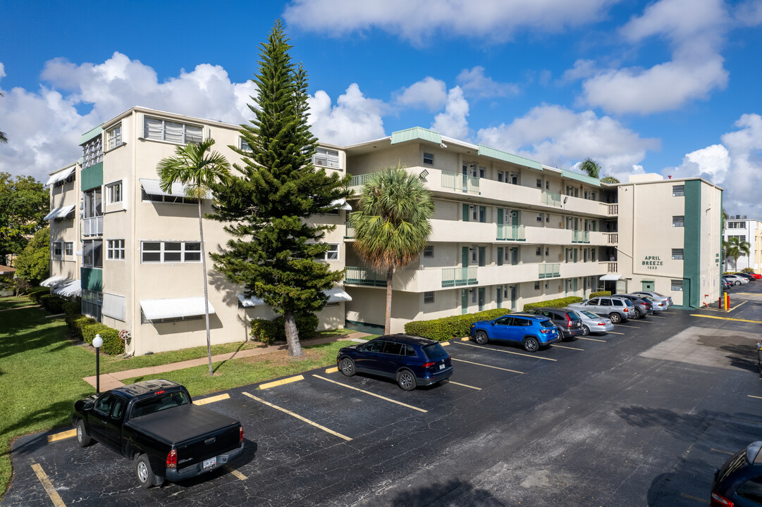 April Breeze Condos in Hallandale Beach, FL - Building Photo