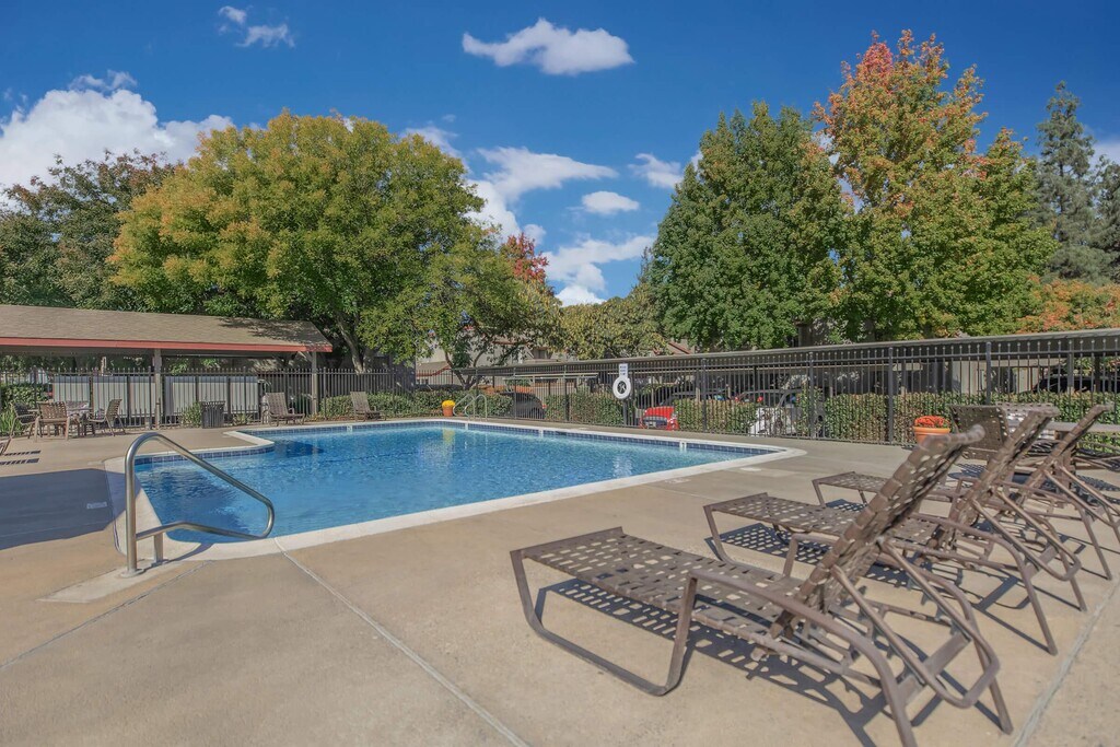 Greenhaven Oaks Apartments in Sacramento, CA