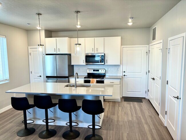 102 E Fairmont Pl in Saratoga Springs, UT - Foto de edificio - Building Photo
