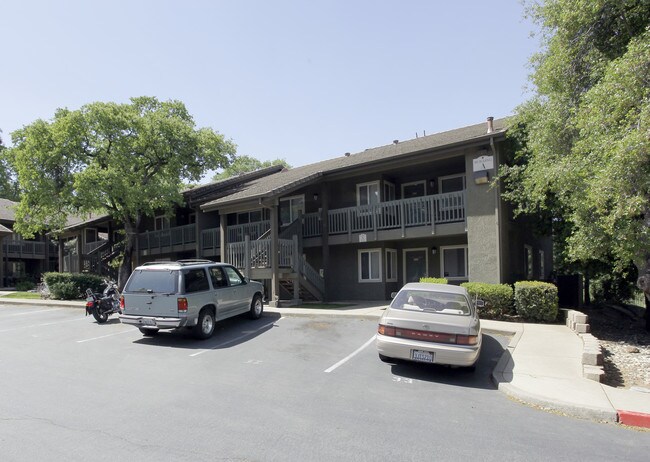 Terracina Oaks Apartments in Auburn, CA - Foto de edificio - Building Photo