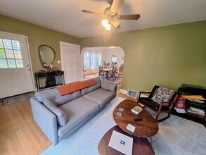 4332 Eastern Ave N, Unit lower in Seattle, WA - Foto de edificio - Building Photo