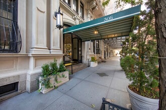 305 W 72nd St in New York, NY - Building Photo - Building Photo