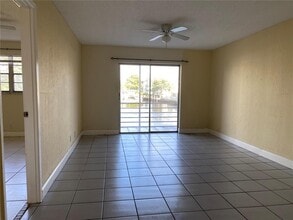 2775 Taft St, Unit 205 in Hollywood, FL - Building Photo - Building Photo