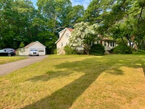 122 W Central St, Unit Apt2 in Natick, MA - Foto de edificio - Building Photo