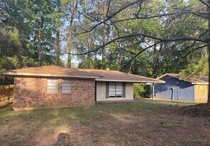 130 E Woodcrest Dr in Jackson, MS - Building Photo