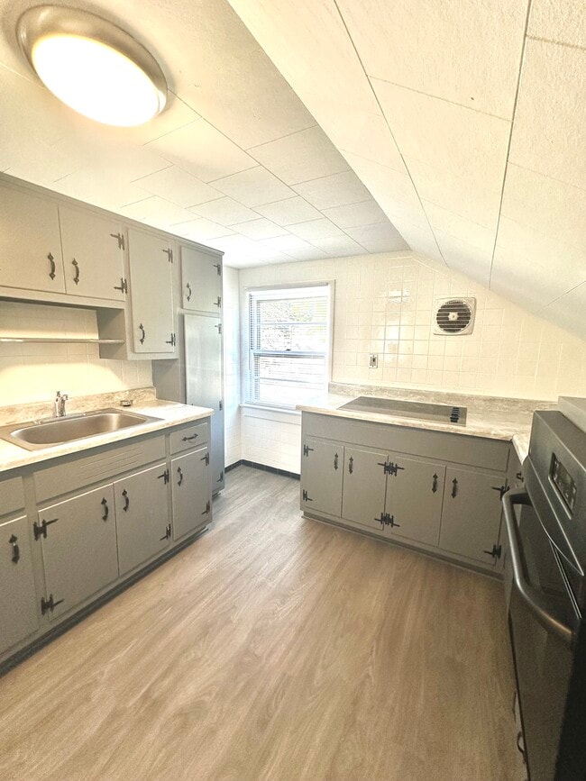 109 Grand St, Unit B