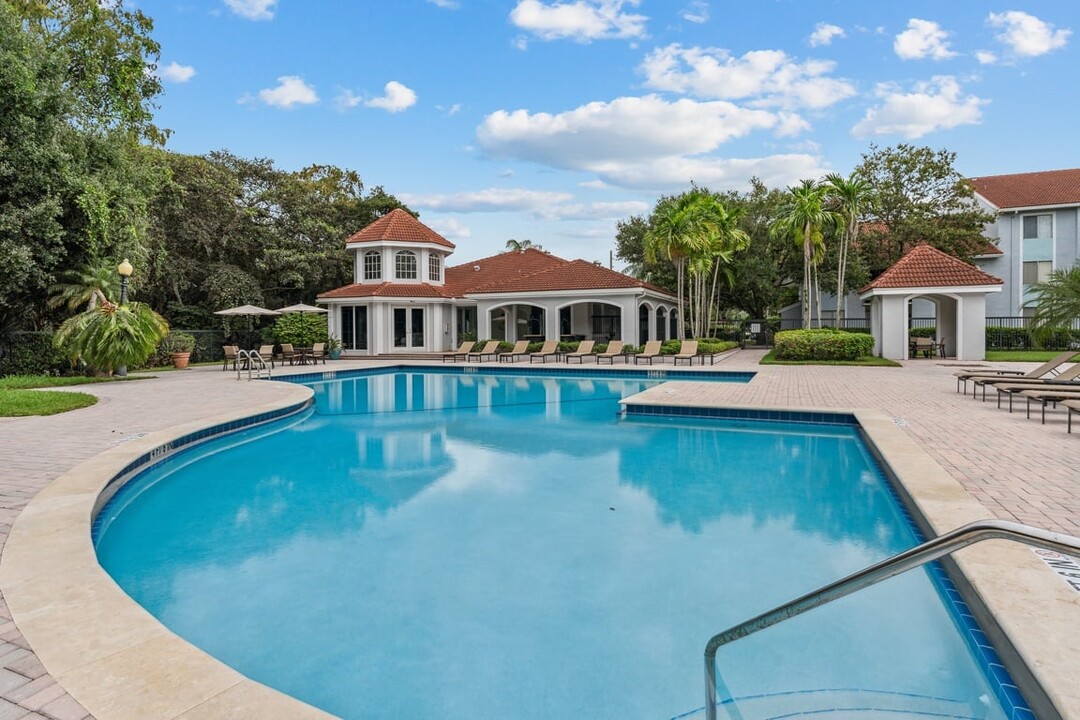 Cypress Shores in Coconut Creek, FL - Foto de edificio