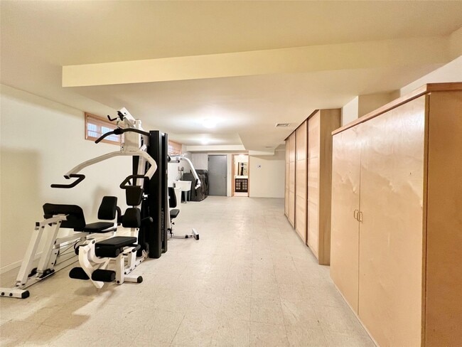 64-8 Cloverdale Blvd in Queens, NY - Building Photo - Building Photo