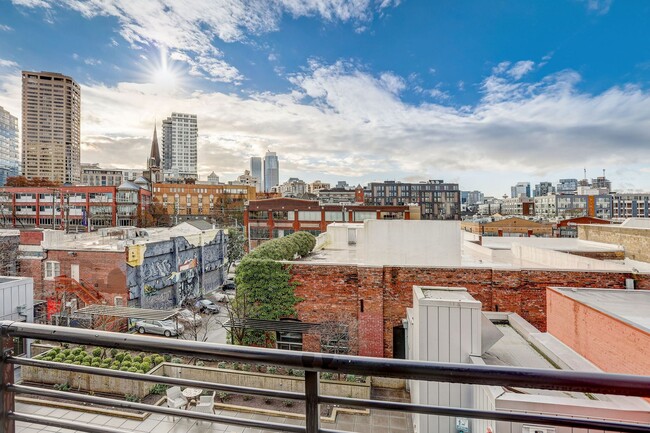 Evolve Apartments in Seattle, WA - Building Photo - Building Photo