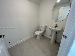 229 SW 159th Way in Pembroke Pines, FL - Foto de edificio - Building Photo
