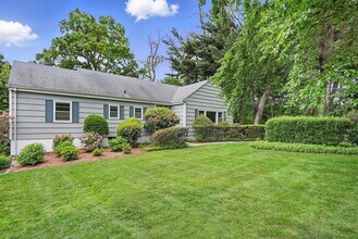 25 Scott Cir in Harrison, NY - Building Photo - Building Photo
