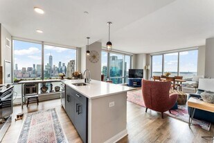 25 Christopher Columbus Dr in Jersey City, NJ - Building Photo