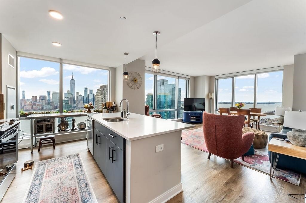 25 Christopher Columbus Dr in Jersey City, NJ - Building Photo