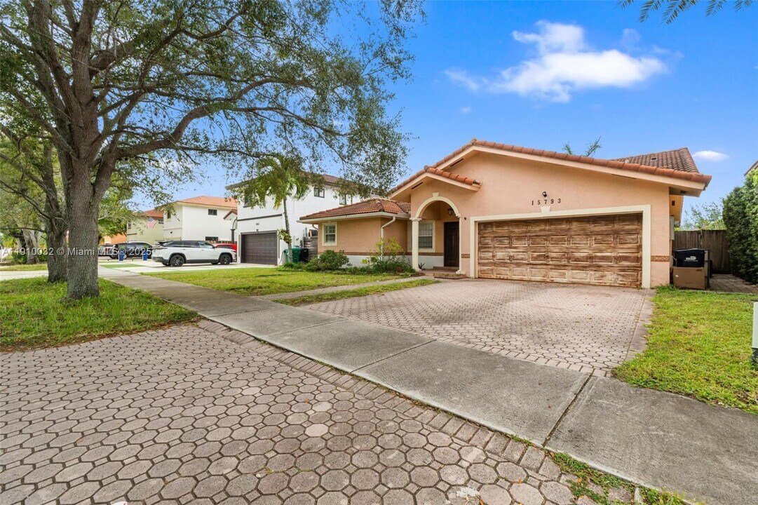 15793 SW 43rd St in Miami, FL - Building Photo