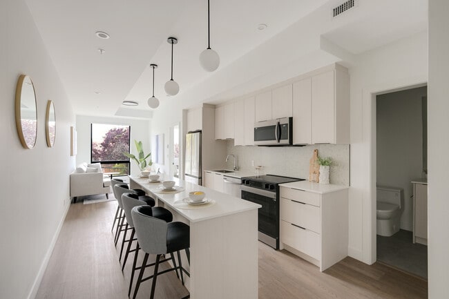 Light House in Esquimalt, BC - Foto de edificio - Building Photo