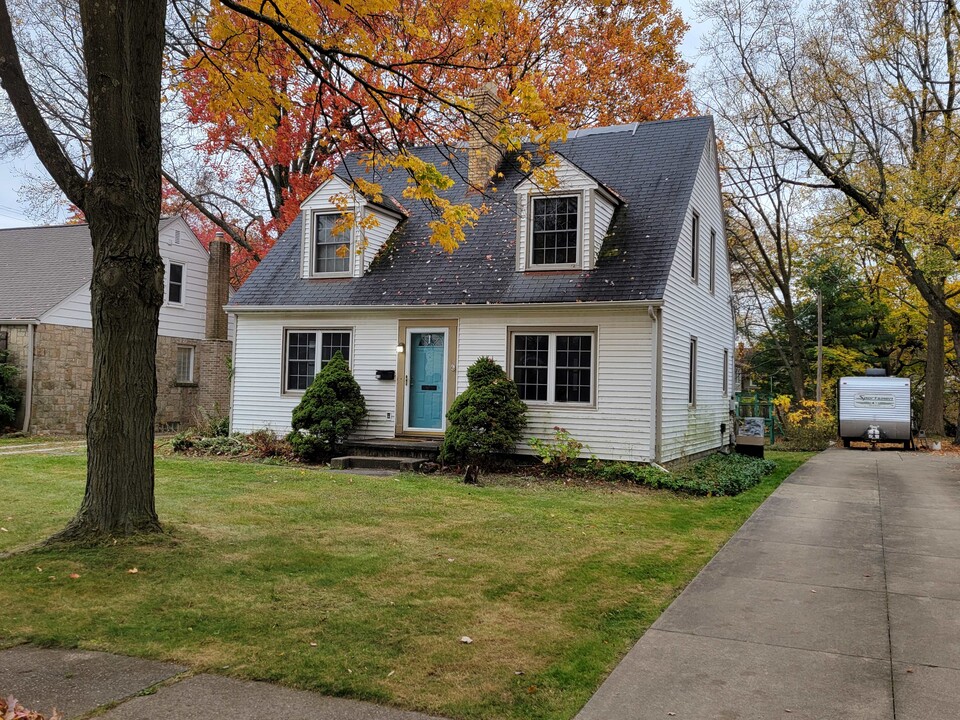 360 Highland Ave in Wadsworth, OH - Building Photo