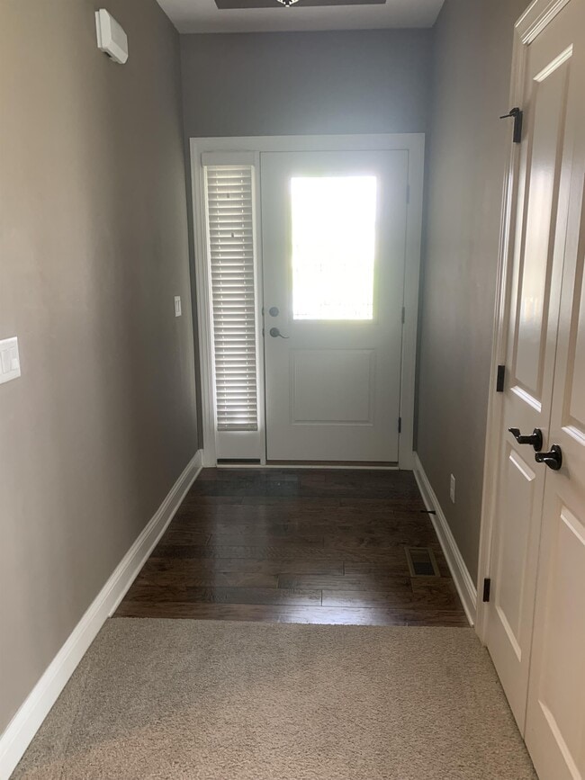 16008 Springbrook Trl in Urbandale, IA - Building Photo - Building Photo