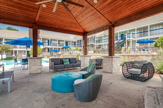 Aero White Rock in Dallas, TX - Foto de edificio - Building Photo