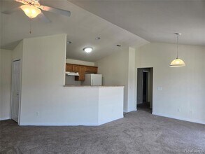 27640 Hidden Oaks Dr in Brownstown Township, MI - Foto de edificio - Building Photo