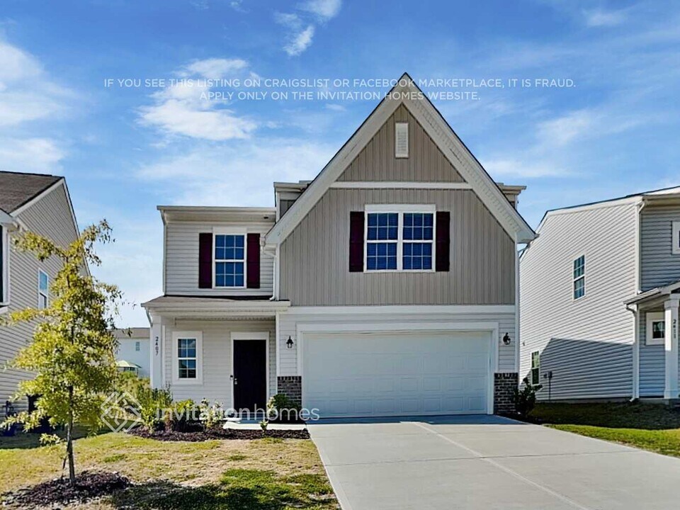 2407 Turtle Point Rd in Charlotte, NC - Building Photo