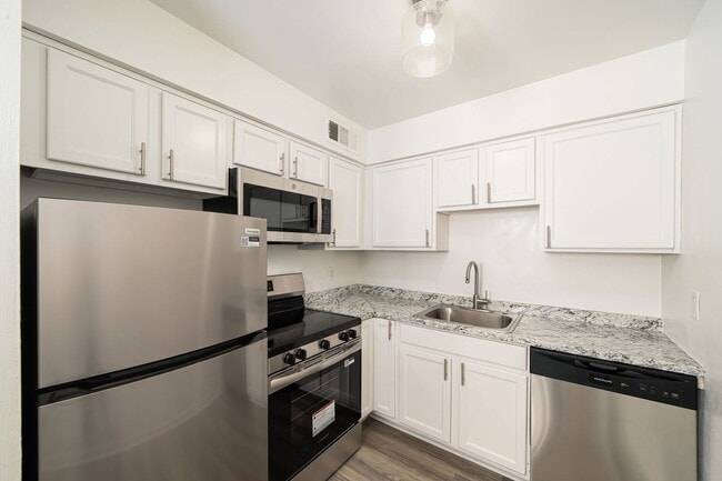 1012 Gill Ct in Virginia Beach, VA - Building Photo - Building Photo