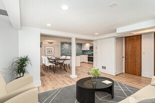 5523 Woodlawn Ave N in Seattle, WA - Building Photo