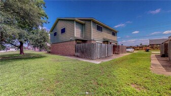 2807 Longmire Dr in College Station, TX - Building Photo