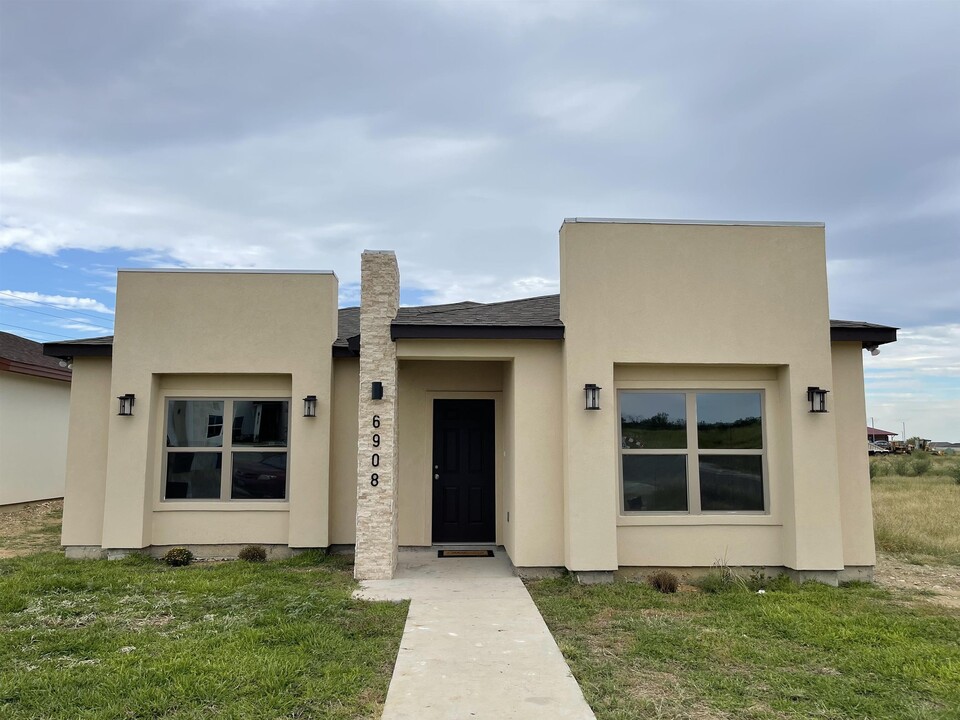 6908 Molinos Dr in Laredo, TX - Building Photo