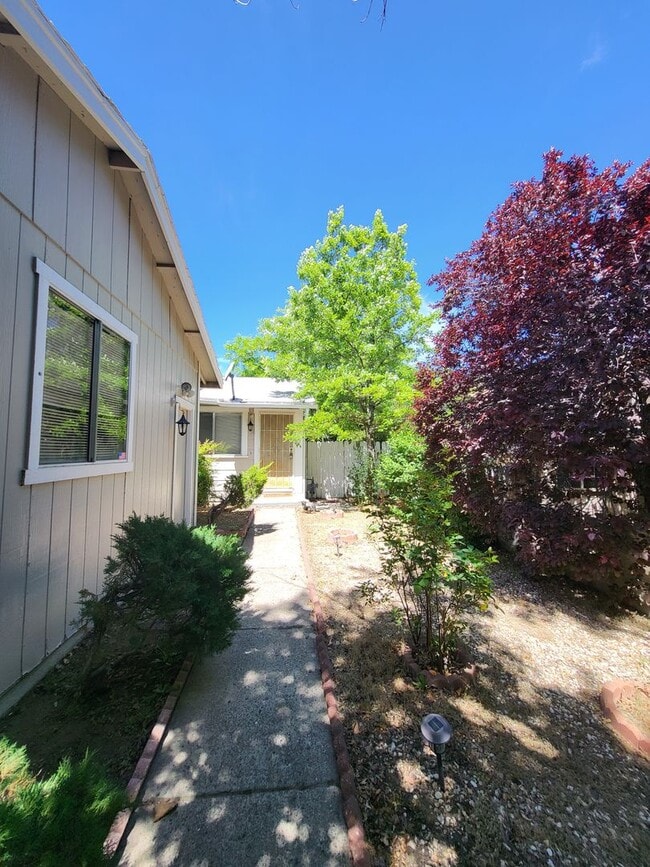 6581 Flower St in Reno, NV - Building Photo - Building Photo