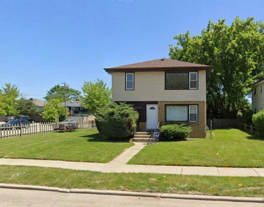 4805 38th Ave, Unit UPPER in Kenosha, WI - Foto de edificio