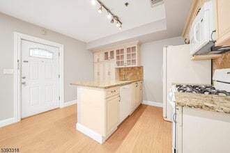 284 John St in Cliffside Park, NJ - Building Photo - Building Photo