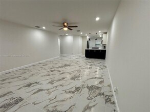 800 SW 7th St-Unit -802 in Hallandale Beach, FL - Foto de edificio - Building Photo