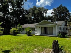 6434 Avenue G in McIntosh, FL - Building Photo
