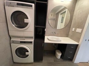 330 E 38th St in New York, NY - Building Photo - Building Photo