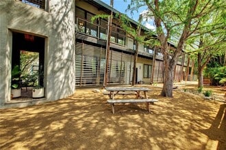 1308 W N Loop Blvd in Austin, TX - Foto de edificio - Building Photo