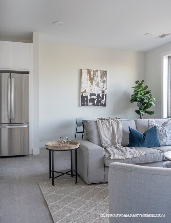 195 Maverick St in Boston, MA - Building Photo