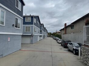 17042 Downey Ave, Unit D in Bellflower, CA - Foto de edificio - Building Photo