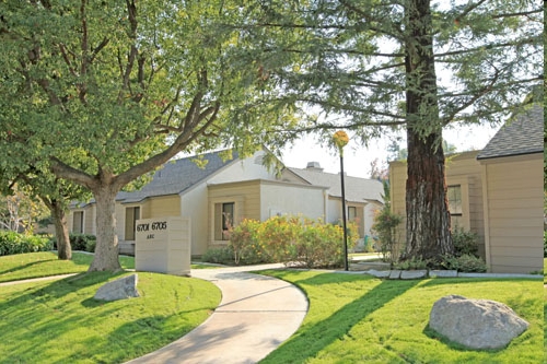 Laurelwood West Villas in Bakersfield, CA - Foto de edificio