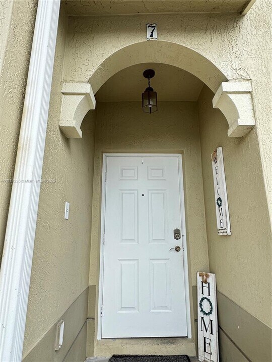 10833 NW 83rd St in Doral, FL - Building Photo