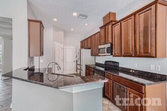 7982 Camden Woods Dr in Tampa, FL - Building Photo - Building Photo