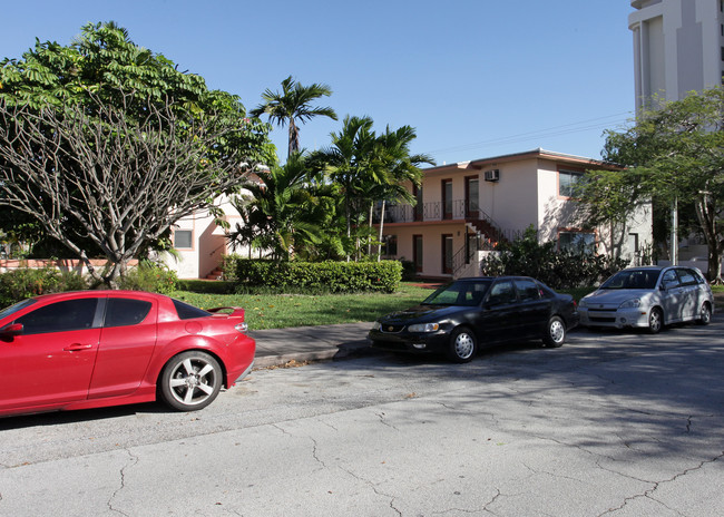 501-525 Valencia Ave in Coral Gables, FL - Foto de edificio - Building Photo