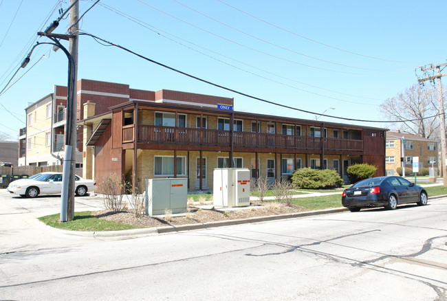 9101 W Grand Ave in Franklin Park, IL - Foto de edificio - Building Photo