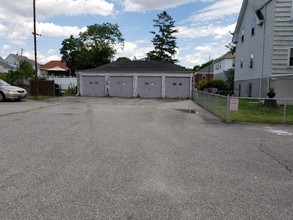 4 Emanuel St in North Providence, RI - Foto de edificio - Building Photo