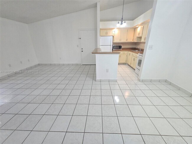 18875 NW 62nd Ave in Hialeah, FL - Building Photo - Building Photo