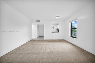 7550 Stirling Rd in Hollywood, FL - Foto de edificio - Building Photo