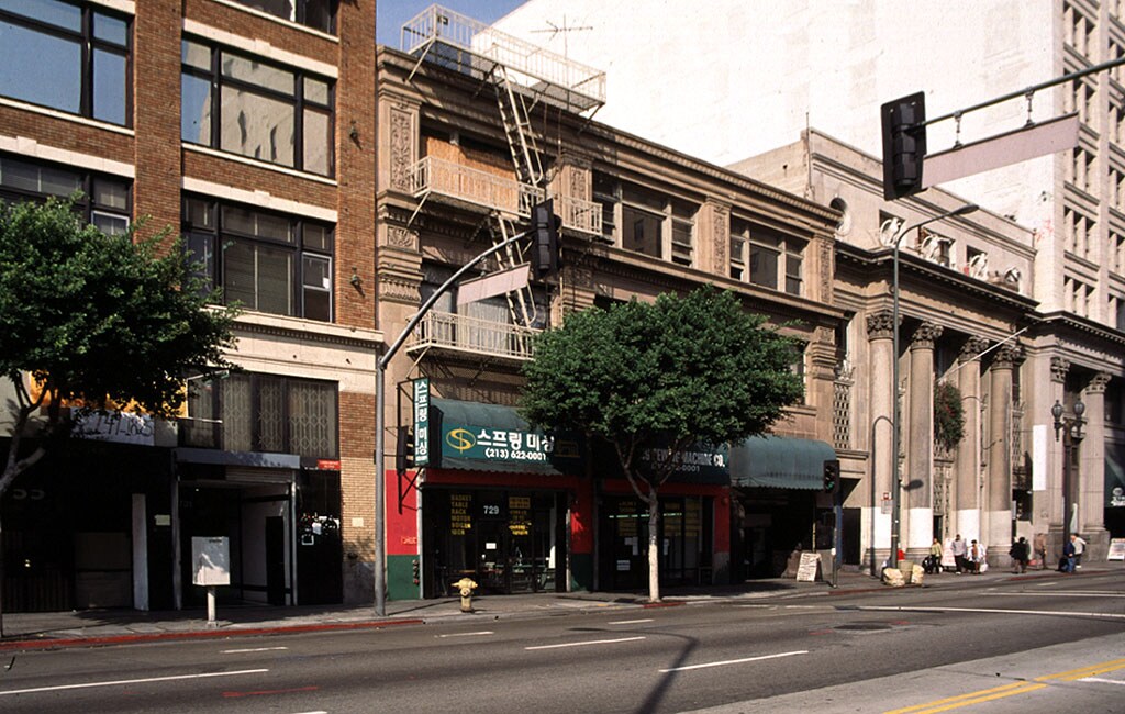 725-729 S Spring St in Los Angeles, CA - Foto de edificio