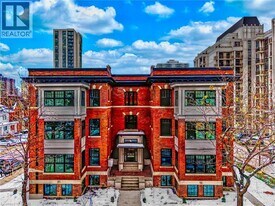 100 Charlton Ave W in Hamilton, ON - Building Photo