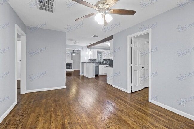 10405 Newcombe Dr in Dallas, TX - Building Photo - Building Photo