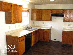 10604 Creekside Woods Dr in Indianapolis, IN - Building Photo - Building Photo
