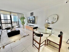 600 NE 36th St in Miami, FL - Foto de edificio - Building Photo